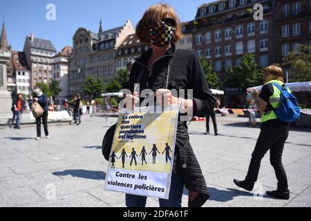 Environ 30 gilets jaunes et activistes de la NPA (Nouveau Parti anti-capitaliste) descendent dans la rue pour la première fois depuis la crise du coronavirus à Strasbourg, en France, le 16 mai 2020. Photo de Nicolas Roses/ABACAPRESS.COM Banque D'Images