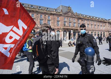 Environ 30 gilets jaunes et activistes de la NPA (Nouveau Parti anti-capitaliste) descendent dans la rue pour la première fois depuis la crise du coronavirus à Strasbourg, en France, le 16 mai 2020. Photo de Nicolas Roses/ABACAPRESS.COM Banque D'Images