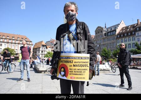 Environ 30 gilets jaunes et activistes de la NPA (Nouveau Parti anti-capitaliste) descendent dans la rue pour la première fois depuis la crise du coronavirus à Strasbourg, en France, le 16 mai 2020. Photo de Nicolas Roses/ABACAPRESS.COM Banque D'Images