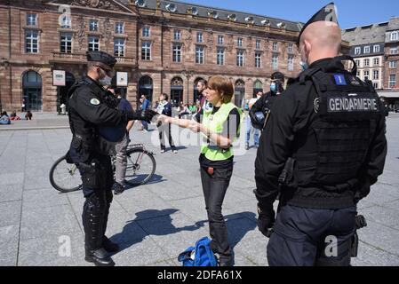 Environ 30 gilets jaunes et activistes de la NPA (Nouveau Parti anti-capitaliste) descendent dans la rue pour la première fois depuis la crise du coronavirus à Strasbourg, en France, le 16 mai 2020. Photo de Nicolas Roses/ABACAPRESS.COM Banque D'Images