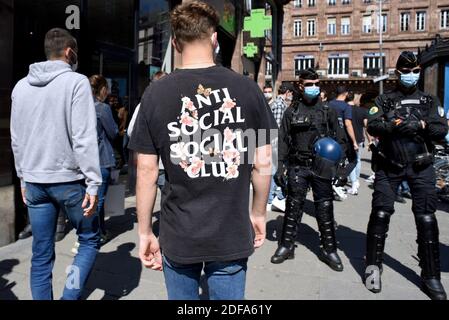 Environ 30 gilets jaunes et activistes de la NPA (Nouveau Parti anti-capitaliste) descendent dans la rue pour la première fois depuis la crise du coronavirus à Strasbourg, en France, le 16 mai 2020. Photo de Nicolas Roses/ABACAPRESS.COM Banque D'Images