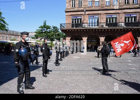 Environ 30 gilets jaunes et activistes de la NPA (Nouveau Parti anti-capitaliste) descendent dans la rue pour la première fois depuis la crise du coronavirus à Strasbourg, en France, le 16 mai 2020. Photo de Nicolas Roses/ABACAPRESS.COM Banque D'Images