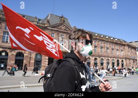 Environ 30 gilets jaunes et activistes de la NPA (Nouveau Parti anti-capitaliste) descendent dans la rue pour la première fois depuis la crise du coronavirus à Strasbourg, en France, le 16 mai 2020. Photo de Nicolas Roses/ABACAPRESS.COM Banque D'Images