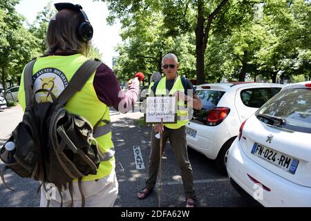 Environ 30 gilets jaunes et activistes de la NPA (Nouveau Parti anti-capitaliste) descendent dans la rue pour la première fois depuis la crise du coronavirus à Strasbourg, en France, le 16 mai 2020. Photo de Nicolas Roses/ABACAPRESS.COM Banque D'Images