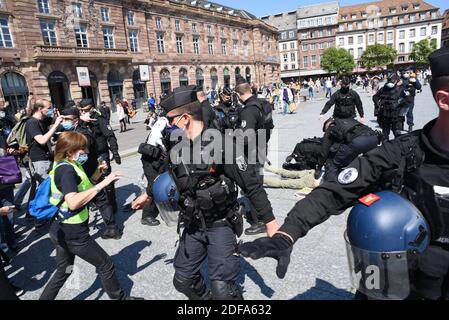 Environ 30 gilets jaunes et activistes de la NPA (Nouveau Parti anti-capitaliste) descendent dans la rue pour la première fois depuis la crise du coronavirus à Strasbourg, en France, le 16 mai 2020. Photo de Nicolas Roses/ABACAPRESS.COM Banque D'Images