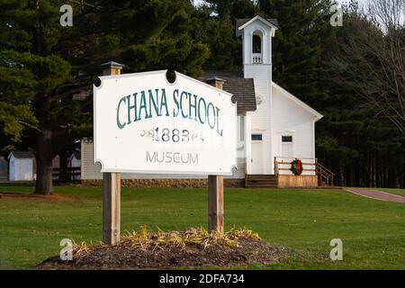 Oregon, Illinois / États-Unis - 23 novembre 2020 : l'ancienne école de Chana dans la lumière de la fin de l'après-midi. Banque D'Images