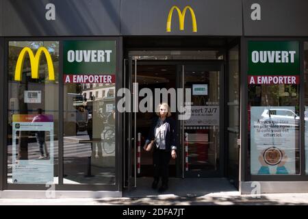 Les gens font la queue au McDonalds Drive pour un piéton pendant la période du coronavirus, Covid 19. Paris, mai 20 2020. Photo de Raphael Lafargue/ABACAPRESS.COM Banque D'Images