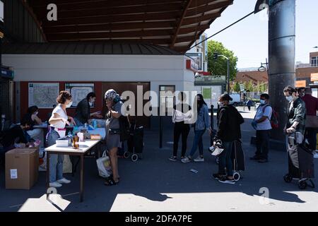 L'association 'secours populaire' distribue des repas gratuits aux étudiants de l'Université Paris 8. Paris, France, le 20 mai 2020. Photo de Florent Bardos/ABACAPRESS.COM Banque D'Images
