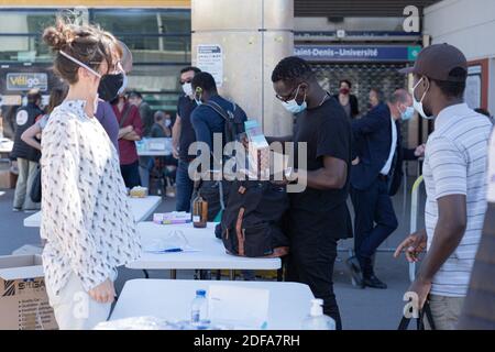 L'association 'secours populaire' distribue des repas gratuits aux étudiants de l'Université Paris 8. Paris, France, le 20 mai 2020. Photo de Florent Bardos/ABACAPRESS.COM Banque D'Images