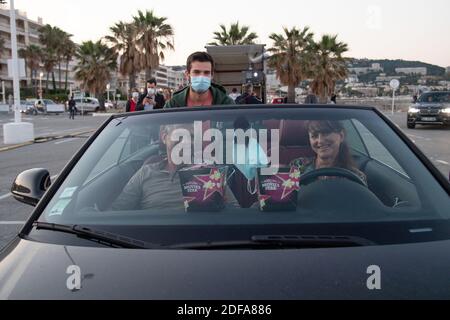 Des spectateurs dans leur véhicule assistent à une projection de films de E.T. au volant dans le parking de Palm Beach, dans la ville de Cannes, dans le sud de la France, sur la côte d'azur, le 20 mai 2020, Dans le cadre de « Cannes Cine-Drive », les cinémas français sont toujours fermés en raison des mesures prises pour freiner la propagation de la pandémie COVID-19, causée par le nouveau coronavirus. Photo d'Aurore Marechal/ABACAPRESS.COM Banque D'Images