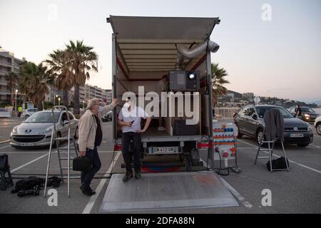 Des spectateurs dans leur véhicule assistent à une projection de films de E.T. au volant dans le parking de Palm Beach, dans la ville de Cannes, dans le sud de la France, sur la côte d'azur, le 20 mai 2020, Dans le cadre de « Cannes Cine-Drive », les cinémas français sont toujours fermés en raison des mesures prises pour freiner la propagation de la pandémie COVID-19, causée par le nouveau coronavirus. Photo d'Aurore Marechal/ABACAPRESS.COM Banque D'Images