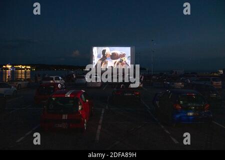 Des spectateurs dans leur véhicule assistent à une projection de films de E.T. au volant dans le parking de Palm Beach, dans la ville de Cannes, dans le sud de la France, sur la côte d'azur, le 20 mai 2020, Dans le cadre de « Cannes Cine-Drive », les cinémas français sont toujours fermés en raison des mesures prises pour freiner la propagation de la pandémie COVID-19, causée par le nouveau coronavirus. Photo d'Aurore Marechal/ABACAPRESS.COM Banque D'Images