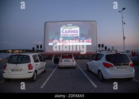 Des spectateurs dans leur véhicule assistent à une projection de films de E.T. au volant dans le parking de Palm Beach, dans la ville de Cannes, dans le sud de la France, sur la côte d'azur, le 20 mai 2020, Dans le cadre de « Cannes Cine-Drive », les cinémas français sont toujours fermés en raison des mesures prises pour freiner la propagation de la pandémie COVID-19, causée par le nouveau coronavirus. Photo d'Aurore Marechal/ABACAPRESS.COM Banque D'Images