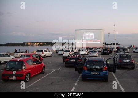 Des spectateurs dans leur véhicule assistent à une projection de films de E.T. au volant dans le parking de Palm Beach, dans la ville de Cannes, dans le sud de la France, sur la côte d'azur, le 20 mai 2020, Dans le cadre de « Cannes Cine-Drive », les cinémas français sont toujours fermés en raison des mesures prises pour freiner la propagation de la pandémie COVID-19, causée par le nouveau coronavirus. Photo d'Aurore Marechal/ABACAPRESS.COM Banque D'Images