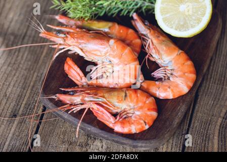 Crevettes cuites sur bois au restaurant de fruits de mer frais crevettes avec ingrédients pour cuisiner des fruits de mer Banque D'Images