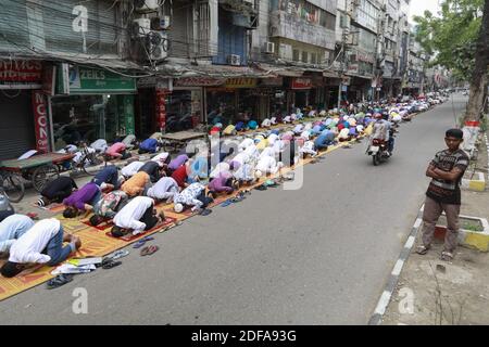 Les gens offrent des prières sur Jumatul Wida, le dernier vendredi du mois Saint de Ramadan à jeun, avant les célébrations d'Eid al-Fitr à Dhaka, au Bangladesh, le 22 mai 2020. Phoro par Suvra Kanti Das/ABACAPRESS.COM Banque D'Images