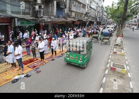 Les gens offrent des prières sur Jumatul Wida, le dernier vendredi du mois Saint de Ramadan à jeun, avant les célébrations d'Eid al-Fitr à Dhaka, au Bangladesh, le 22 mai 2020. Phoro par Suvra Kanti Das/ABACAPRESS.COM Banque D'Images