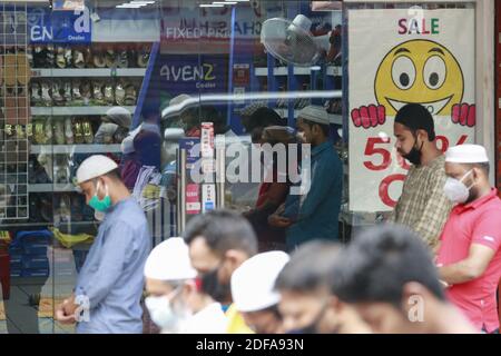 Les gens offrent des prières sur Jumatul Wida, le dernier vendredi du mois Saint de Ramadan à jeun, avant les célébrations d'Eid al-Fitr à Dhaka, au Bangladesh, le 22 mai 2020. Phoro par Suvra Kanti Das/ABACAPRESS.COM Banque D'Images