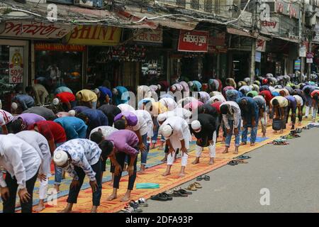 Les gens offrent des prières sur Jumatul Wida, le dernier vendredi du mois Saint de Ramadan à jeun, avant les célébrations d'Eid al-Fitr à Dhaka, au Bangladesh, le 22 mai 2020. Phoro par Suvra Kanti Das/ABACAPRESS.COM Banque D'Images