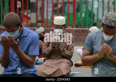 Les gens offrent des prières sur Jumatul Wida, le dernier vendredi du mois Saint de Ramadan à jeun, avant les célébrations d'Eid al-Fitr à Dhaka, au Bangladesh, le 22 mai 2020. Phoro par Suvra Kanti Das/ABACAPRESS.COM Banque D'Images