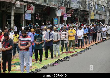 Les gens offrent des prières sur Jumatul Wida, le dernier vendredi du mois Saint de Ramadan à jeun, avant les célébrations d'Eid al-Fitr à Dhaka, au Bangladesh, le 22 mai 2020. Phoro par Suvra Kanti Das/ABACAPRESS.COM Banque D'Images