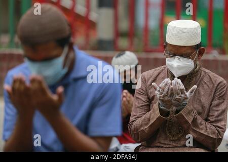 Les gens offrent des prières sur Jumatul Wida, le dernier vendredi du mois Saint de Ramadan à jeun, avant les célébrations d'Eid al-Fitr à Dhaka, au Bangladesh, le 22 mai 2020. Phoro par Suvra Kanti Das/ABACAPRESS.COM Banque D'Images