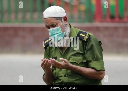 Les gens offrent des prières sur Jumatul Wida, le dernier vendredi du mois Saint de Ramadan à jeun, avant les célébrations d'Eid al-Fitr à Dhaka, au Bangladesh, le 22 mai 2020. Phoro par Suvra Kanti Das/ABACAPRESS.COM Banque D'Images