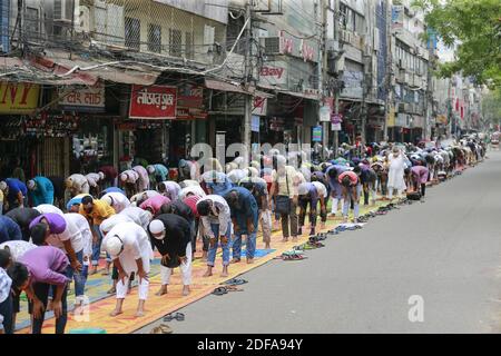 Les gens offrent des prières sur Jumatul Wida, le dernier vendredi du mois Saint de Ramadan à jeun, avant les célébrations d'Eid al-Fitr à Dhaka, au Bangladesh, le 22 mai 2020. Phoro par Suvra Kanti Das/ABACAPRESS.COM Banque D'Images