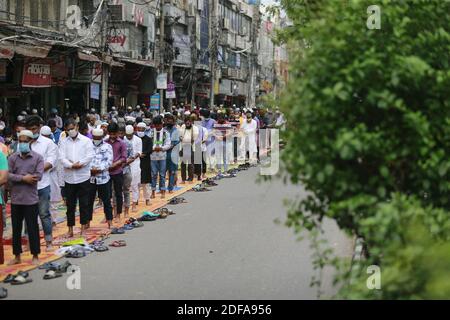 Les gens offrent des prières sur Jumatul Wida, le dernier vendredi du mois Saint de Ramadan à jeun, avant les célébrations d'Eid al-Fitr à Dhaka, au Bangladesh, le 22 mai 2020. Phoro par Suvra Kanti Das/ABACAPRESS.COM Banque D'Images