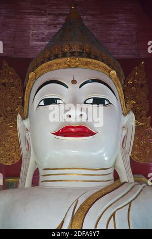 STATUE DE Bouddha à l'intérieur de la pagode de TAUNG MIN GYI AMARAPURA l'ancienne capitale royale à 11 kilomètres de Mandalay - Myanmar Banque D'Images