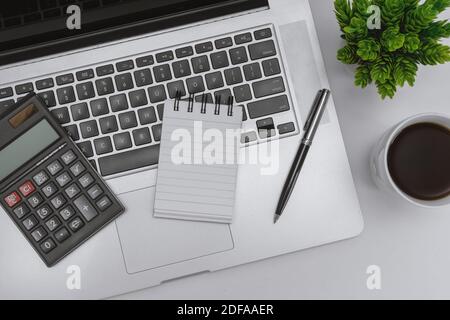 Vue du dessus d'un ordinateur portable, d'un ordinateur portable et d'une calculatrice sur le bureau Banque D'Images