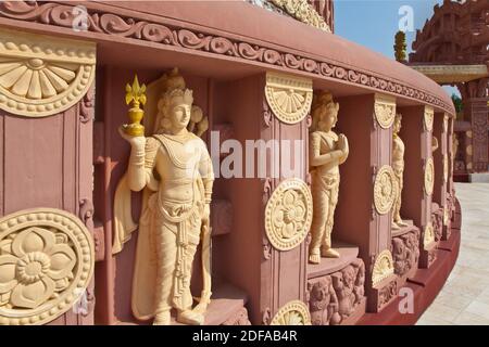 L'extérieur magnifiquement sculpté de l'UNIVERSITÉ BOUDDHISTE MONDIALE THIDAGU Est situé au pied de SAGAING HILL près DE MANDALAY - MYANMAR Banque D'Images