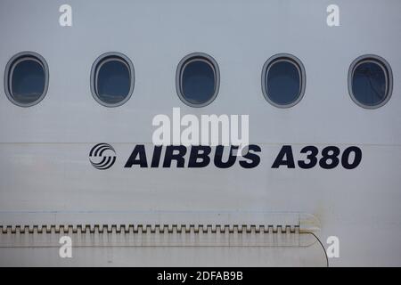 Un avion Air France A380 est installé sur le tarmac à l'aéroport Paris-Charles de Gaulle à Roissy-en-France près de Paris France, le 25 mai 2020. Air France retirera définitivement son Airbus A380 Superjumbos de son service en réponse à la crise du coronavirus. En plus de la « fin définitive des opérations d'Airbus A380 d'Air France », Air France-KLM a annoncé une radiation de 500 millions d'euros (549 millions de dollars) pour tenir compte de la retraite anticipée de l'avion, Qui devait rester en service jusqu'en 2022.le super-jumbo « sera remplacé par des avions de nouvelle génération, dont Airbus A350 et Boeing 787, dont la ruche Banque D'Images