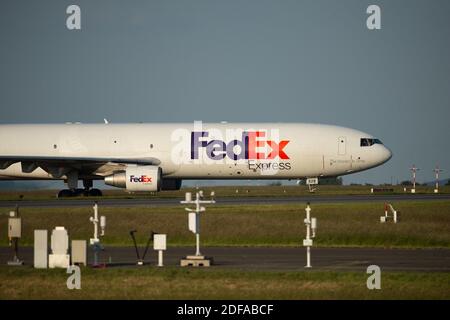 Photo de l'avion FedEx volant à l'aéroport Paris-Charles de Gaulle à Roissy-en-France près de Paris France, le 25 mai 2020. Photo de Raphael Lafargue/ABACAPRESS.COM Banque D'Images