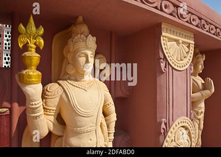 L'extérieur magnifiquement sculpté de l'UNIVERSITÉ BOUDDHISTE MONDIALE THIDAGU Est situé au pied de SAGAING HILL près DE MANDALAY - MYANMAR Banque D'Images