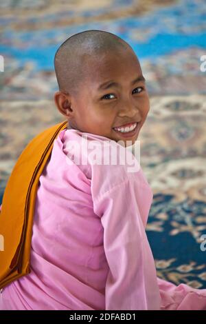 Jeunes moniales à U PONYA SHIN PAGODA au sommet de la colline de Sagaing, près de Mandalay - Myanmar Banque D'Images