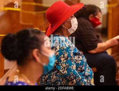 PAS DE FILM, PAS DE VIDÉO, PAS de TV, PAS DE DOCUMENTAIRE - les adorateurs assistent à la messe de 8 h 15 en anglais portant des masques et pratiquant la distanciation sociale tandis que l'Archidiocèse de Miami a repris la célébration des masses le mardi 26 mai 2020 à la cathédrale Saint Mary à Miami, FL, Etats-Unis. Photo de Carl Justa/Miami Herald/TNS/ABACAPRESS.COM Banque D'Images