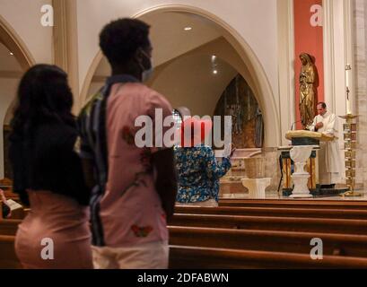PAS DE FILM, PAS DE VIDÉO, PAS de TV, PAS DE DOCUMENTAIRE - les adorateurs assistent à la messe de 8 h 15 en anglais portant des masques et pratiquant la distanciation sociale tandis que l'Archidiocèse de Miami a repris la célébration des masses le mardi 26 mai 2020 à la cathédrale Saint Mary à Miami, FL, Etats-Unis. Photo de Carl Justa/Miami Herald/TNS/ABACAPRESS.COM Banque D'Images