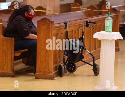 PAS DE FILM, PAS DE VIDÉO, PAS de TV, PAS DE DOCUMENTAIRE - UN adorateur prie tout en assistant à la messe anglaise de 8 h 15 portant un masque et pratiquant la distanciation sociale tandis que l'Archidiocèse de Miami a repris la célébration des masses le mardi 26 mai 2020 à la cathédrale Saint Mary à Miami, FL, Etats-Unis. Photo de Carl Justa/Miami Herald/TNS/ABACAPRESS.COM Banque D'Images