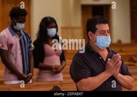 PAS DE FILM, PAS DE VIDÉO, PAS de TV, PAS DE DOCUMENTAIRE - les adorateurs assistent à la messe de 8 h 15 en anglais portant des masques et pratiquant la distanciation sociale tandis que l'Archidiocèse de Miami a repris la célébration des masses le mardi 26 mai 2020 à la cathédrale Saint Mary à Miami, FL, Etats-Unis. Photo de Carl Justa/Miami Herald/TNS/ABACAPRESS.COM Banque D'Images