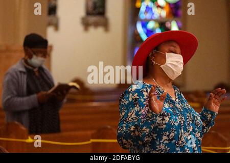PAS DE FILM, PAS DE VIDÉO, PAS de TV, PAS DE DOCUMENTAIRE - les adorateurs assistent à la messe de 8 h 15 en anglais portant des masques et pratiquant la distanciation sociale tandis que l'Archidiocèse de Miami a repris la célébration des masses le mardi 26 mai 2020 à la cathédrale Saint Mary à Miami, FL, Etats-Unis. Photo de Carl Justa/Miami Herald/TNS/ABACAPRESS.COM Banque D'Images
