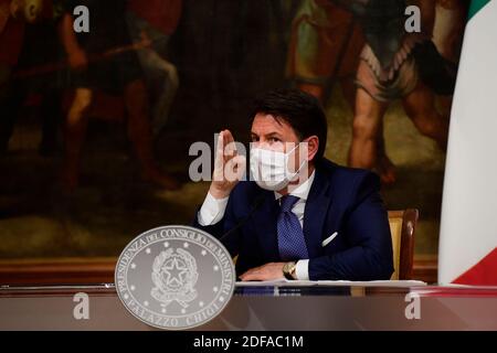 (201203) -- ROME, 3 décembre 2020 (Xinhua) -- le Premier ministre italien Giuseppe Conte prend la parole lors d'une conférence de presse à Rome, en Italie, le 3 décembre 2020. Aucun voyage entre les régions pour Noël et un couvre-feu national à la Saint-Sylvestre sont parmi les nouvelles règles imposées en Italie avant les prochaines vacances. (Pool via Xinhua) Banque D'Images