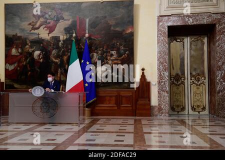 (201203) -- ROME, 3 décembre 2020 (Xinhua) -- le Premier ministre italien Giuseppe Conte prend la parole lors d'une conférence de presse à Rome, en Italie, le 3 décembre 2020. Aucun voyage entre les régions pour Noël et un couvre-feu national à la Saint-Sylvestre sont parmi les nouvelles règles imposées en Italie avant les prochaines vacances. (Pool via Xinhua) Banque D'Images