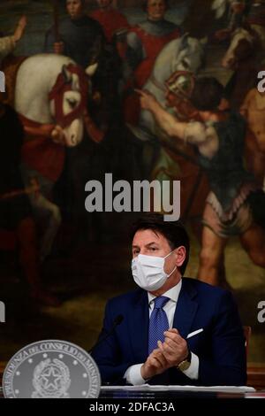 (201203) -- ROME, 3 décembre 2020 (Xinhua) -- le Premier ministre italien Giuseppe Conte prend la parole lors d'une conférence de presse à Rome, en Italie, le 3 décembre 2020. Aucun voyage entre les régions pour Noël et un couvre-feu national à la Saint-Sylvestre sont parmi les nouvelles règles imposées en Italie avant les prochaines vacances. (Pool via Xinhua) Banque D'Images