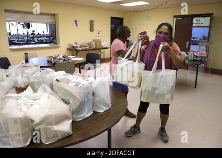 Une femme au chômage reçoit des sacs familiaux avec de la nourriture gratuite au centre de l'Armée du Salut à Washington pendant l'épidémie de coronavirus (COVID-19), le 27 mai 2020. Le service de restauration gratuit a augmenté de plus de 25 % dans la région de la capitale nationale au cours des deux derniers mois. Photo de Yuri Gripas/ABACAPRESS.COM Banque D'Images