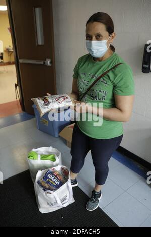 Une femme au chômage reçoit une nourriture gratuite au centre de l'Armée du Salut à Washington pendant l'épidémie de coronavirus (COVID-19) le 27 mai 2020. Le service de restauration gratuit a augmenté de plus de 25 % dans la région de la capitale nationale au cours des deux derniers mois. Photo de Yuri Gripas/ABACAPRESS.COM Banque D'Images