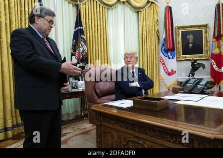 NYTVIRUS -le président Donald Trump et le procureur général William Barr, font des remarques avant de signer un ordre exécutif dans le Bureau ovale qui punit Facebook, Google et Twitter pour la manière dont ils font la police du contenu en ligne, le jeudi 28 mai 2020. Photo de Doug Mills/The New York Times/Pool/ABACAPRESS.COM Banque D'Images