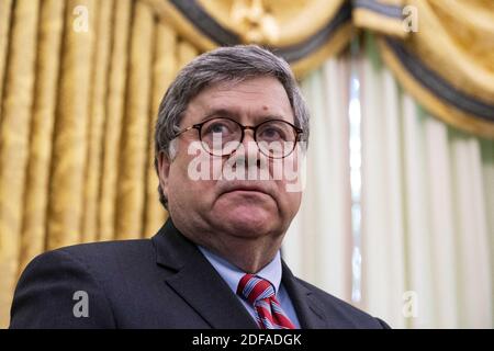 NYTVIRUS -le président Donald Trump et le procureur général William Barr, font des remarques avant de signer un ordre exécutif dans le Bureau ovale qui punit Facebook, Google et Twitter pour la manière dont ils font la police du contenu en ligne, le jeudi 28 mai 2020. Photo de Doug Mills/The New York Times/Pool/ABACAPRESS.COM Banque D'Images