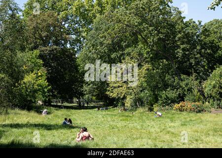 Les gens prennent le soleil dans le parc Monceau le premier jour de la reprise du parc et des jardins comme l'enfermement dû au coronavirus Covid19. Paris, France, le 30 mai 2020. Photo de Florent Bardos/ABACAPRESS.COM Banque D'Images