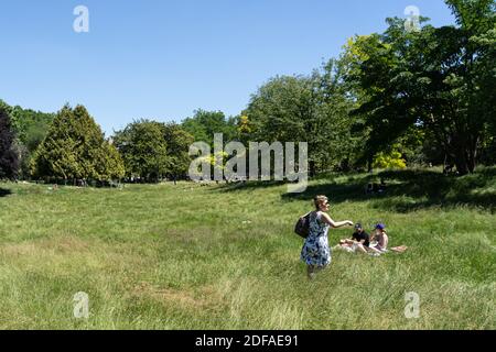 Les gens prennent le soleil dans le parc Monceau le premier jour de la reprise du parc et des jardins comme l'enfermement dû au coronavirus Covid19. Paris, France, le 30 mai 2020. Photo de Florent Bardos/ABACAPRESS.COM Banque D'Images